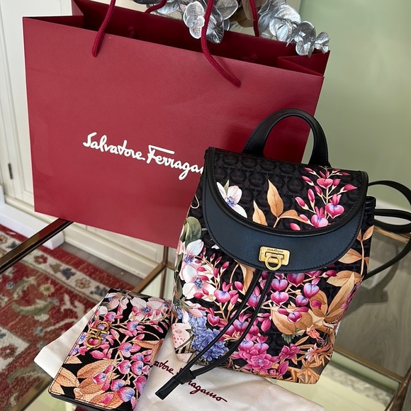 Authentic Salvatore Ferragamo wallet and backpack - Picture 10 of 16